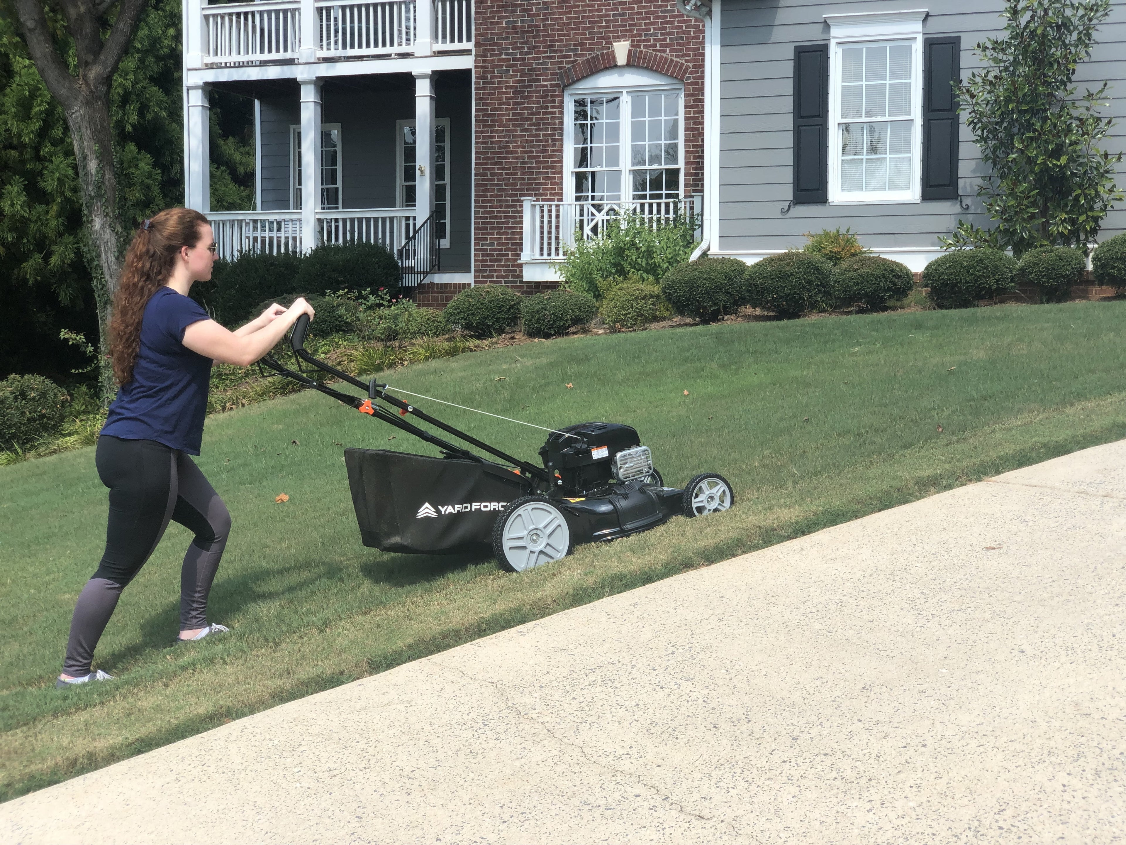 Yard Force Self Propelled Lawn Mower Briggs & Stratton 150cc Gas Engine 22-inch Steel Deck 3-in-1 mulch, bag, side discharge, 12-inch High Rear Wheels